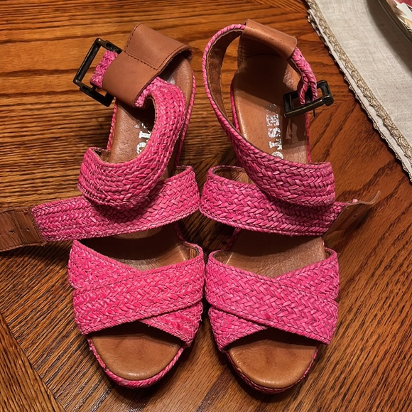 Pink Sesto wedges w/ cross traps. Good condition. Size 5.5 - Picture 3 of 5